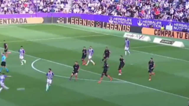 L&rsquo;arbitre siffle la mi-temps avant une frappe qui a fini au fond des filets (capture Twitter @MercaFoot_)