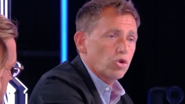 Daniel Riolo cash sur la pol&eacute;mique des maillots floqu&eacute;s arc-en-ciel. (screenshot Twitter - @TPMP)