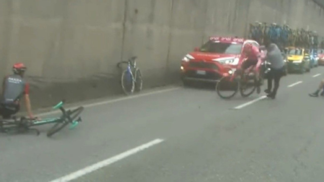 Giro d'Italia, la caduta di Alberto Bettiol nella tappa di Viareggio