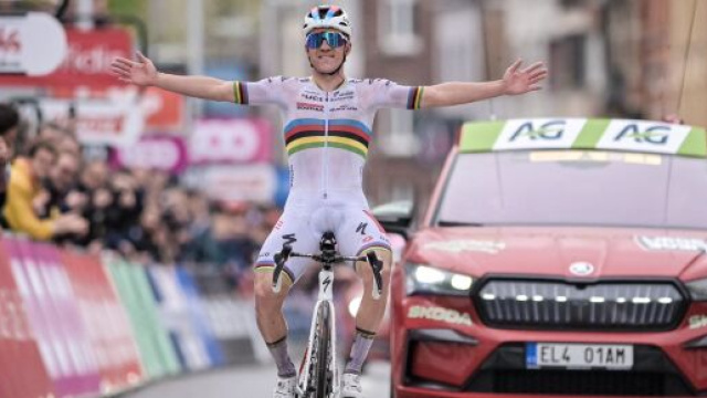 Ciclismo, Remco Evenepoel si &egrave; ritirato dal Giro d'Italia a causa del Covid