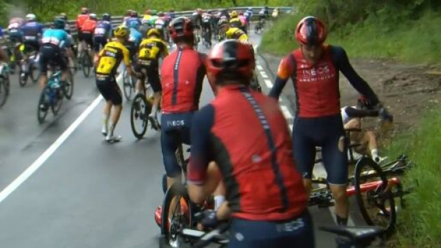 Ciclismo, Tao Geoghegan Hart si ritira dal Giro d'Italia