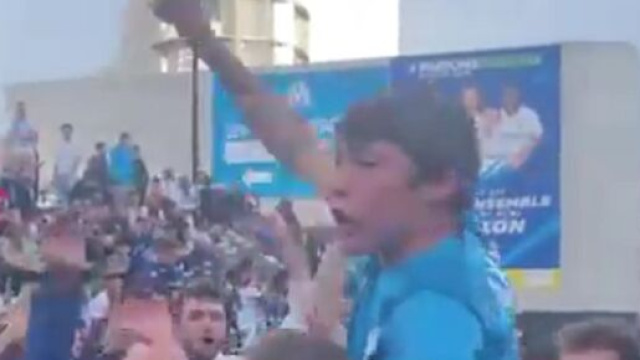 Les supporters de l'OM devant le V&eacute;lodrome (capture Twitter @ActuFoot_)