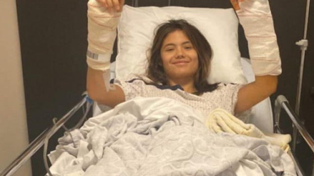 Emma Raducanu ha subito tre operazioni: lunga riabilitazione per la tennista britannica.