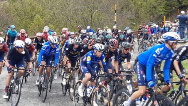 Giro d'Italia, protesta degli attivisti che tentano di fermare la corsa.