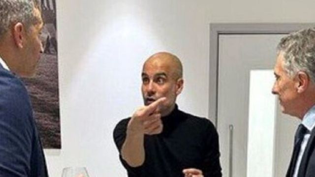 Pep Guardiola en pleine discussion (capture Twitter @mauriciomacri)