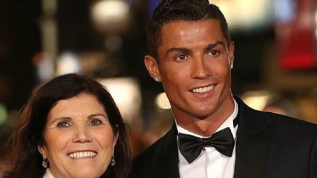 Cristiano Ronaldo aux c&ocirc;t&eacute;s de sa m&egrave;re (Screenshoot Twitter @juvefcdotcom)