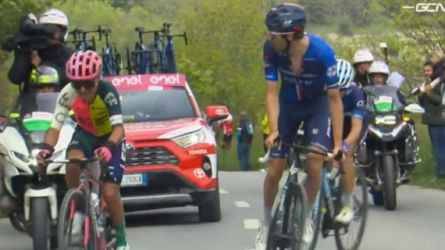 Giro d'Italia, Jefferson Cepeda e Thibaut Pinot sulla salita di Crans-Montana.