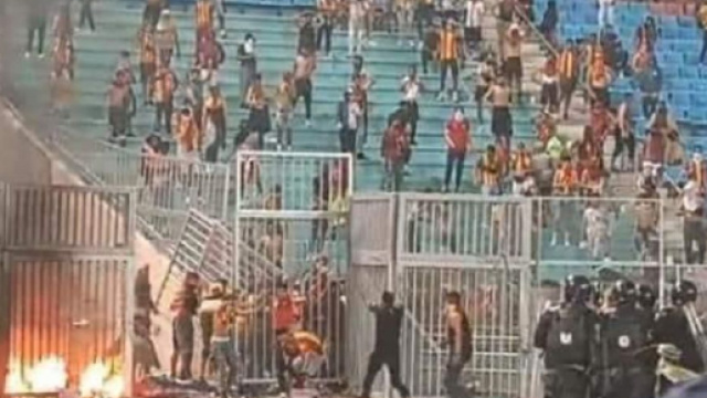 En Tunisie, un supporter p&eacute;n&egrave;tre dans le stade avec une tron&ccedil;onneuse lors d'une rencontre de la Ligue des Champions . Twitter @MickyJnr_