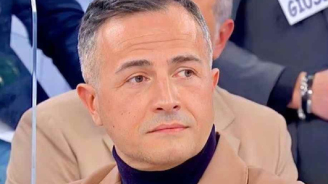 Uomini e Donne, Riccardo rifiuta una fan e lei sbotta sui social: 'Rimarrai da solo'.