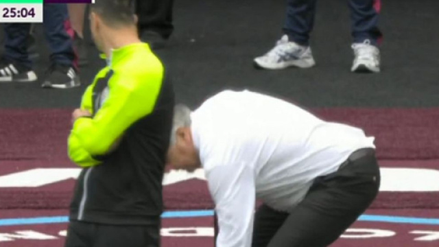 Sam Allardyce trouve un billet de 5&pound; (capture Twitter @ActuFoot_)