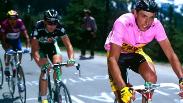 Ciclismo, l'ex campione Franco Chioccioli in maglia rosa al Giro d'Italia.