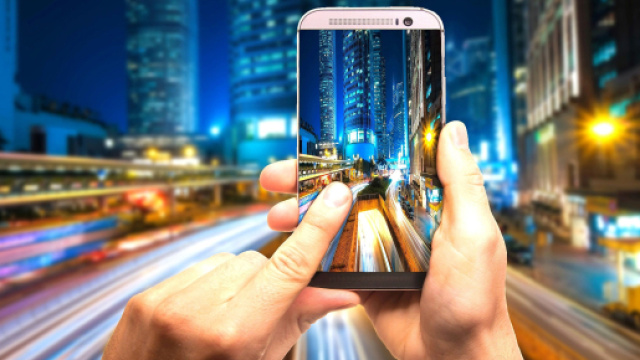 Smartphone, sfondo sfocato e l'effetto bokeh.