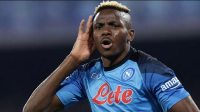 Victor Osimhen int&eacute;resse le PSG et Manchester United (Screenshoot Twitter @PSG_Report)