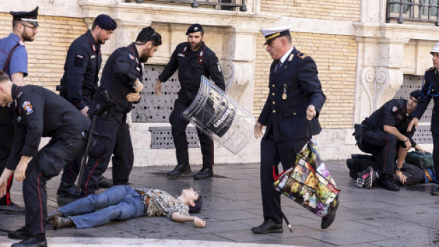 Roma, nuova protesta degli attivisti di Ultima Generazione davanti al Senato.