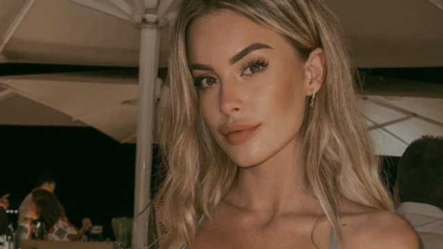 Sophie Codegoni criticata per aver esposto la figlia neonata sui social: 'Basta'.