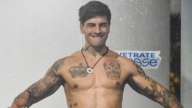 Alessandro Basciano omaggia la figlia con un tatuaggio, ma c'&egrave; un'errore ortografico.