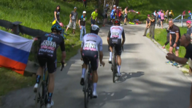 Ciclismo, Jo&atilde;o Almeida in ritardo sulla salita di Coi.