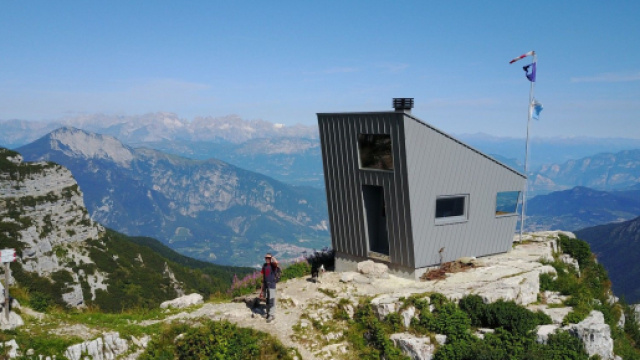 Due ragazze arrivano in un bivacco in alta montagna ma non possono entrare con il cane