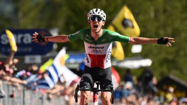 Giro d'Italia, il tricolore Filippo Zana vince a Zoldo Alto.