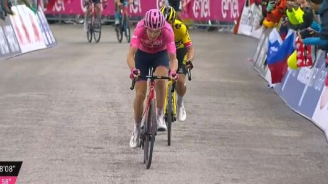 Giro d'Italia, la maglia rosa Geraint Thomas sulla salita delle Tre Cime di Lavaredo.