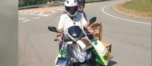 El motorista multado transportaba dos sillas y dos bolsas gigantes de compra mientras circulaba (Twitter/Mossos)