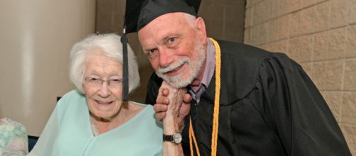 Sam Kaplan estuda cinema por quatro anos e se forma aos 72 anos (Reprodu&ccedil;&atilde;o/Twitter/@GeorgiaGwinnett)