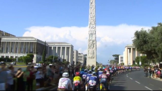 Ciclismo, il Giro d'Italia si conclude a Roma.