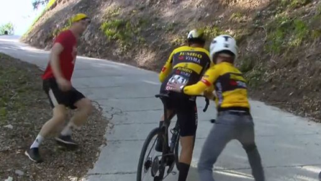 Ciclismo, Primož Roglič riparte dopo il salto di catena e vince il Giro d'Italia.