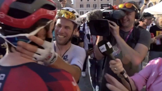 Ciclismo, Mark Cavendish ringrazia Geraint Thomas all'arrivo a Roma del Giro d'Italia.