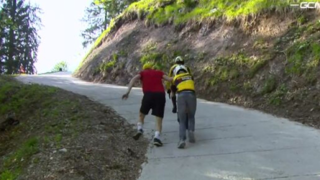 Ciclismo, Primoz Roglic riparte dopo il salto di catena sul Monte Lussari