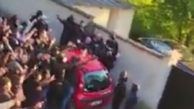 Des fans du PSG furieux devant chez Neymar (capture Twitter ParisiensTimes)