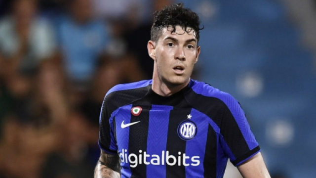 In foto Bastoni, difensore dell'Inter.