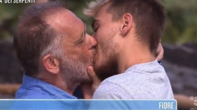 Isola, Giacomo Urtis critica il bacio tra Alessandro e Simone: 'Non sono di buon gusto'.
