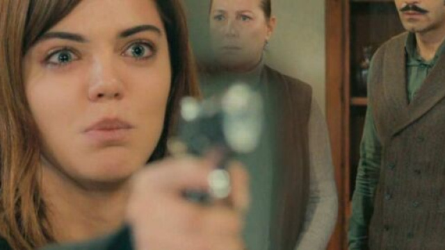 Terra amara, anticipazioni: Zuleyha ruba la pistola a Fekeli e spara a Demir.