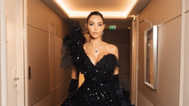 Nabilla Benattia enfilant la robe sign&eacute;e par Jean Paul Gaultier (Screenshoot Twitter @Nabilla)