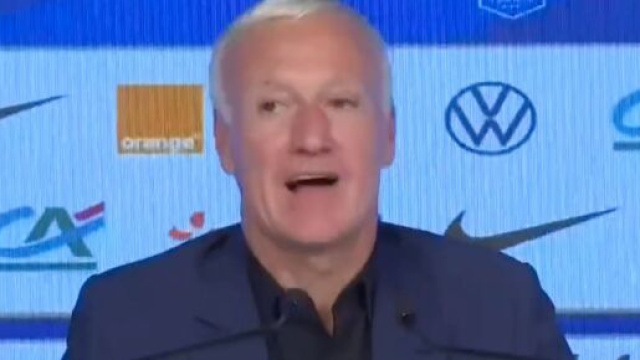 Didier Deschamps en conf&eacute;rence de presse avec les Bleus. (screenshot Twitter - @lequipe)