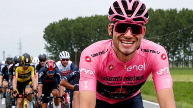Filippo Ganna in maglia rosa, una delle stelle del Giro d'Italia.