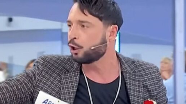 Uomini e donne,Armando smascherato: 'C'&egrave; qualcosa che non va a livello personale, provoca'.