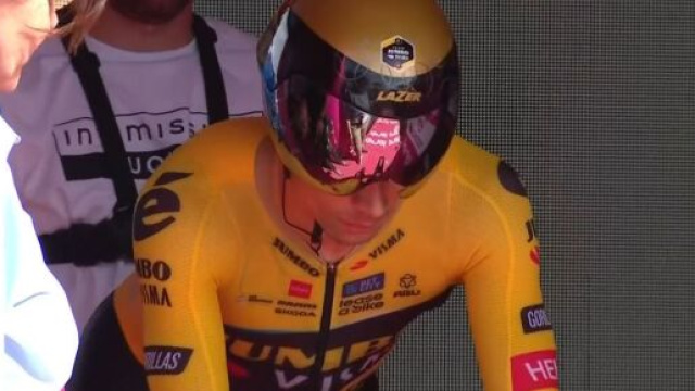 Giro d'italia, Primoz Roglic alla partenza da Fossacesia Marina.