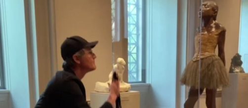 Climate protestor smear paint on glass case of Edgar Degas' 'Little Dancer' (Image source: Twitter/@washingtonpost)