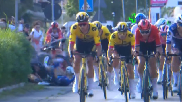 Giro: sprint vincente di Jonathan Milan a San Salvo, Geoghegan Hart in ritardo.