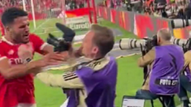 Le joueur de Benfica Gon&ccedil;alo Ramos et un photographe (capture Twitter @As Quinas)