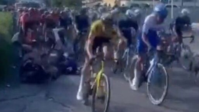 Giro d'Italia, la caduta avvenuta nel finale della tappa di San Salvo.
