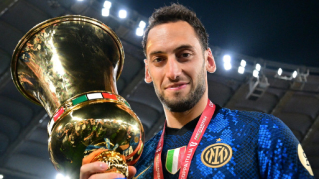 Inter, Calhanoglu piacerebbe al Liverpool: per il Milan idea Milinkovic-Savic.