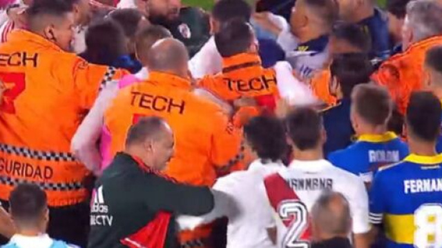 Le Superclasico a tenu ses promesses avec un d&eacute;nouement dans les derni&egrave;res secondes, non sans tensions. (screen twitter @DiarioOle)