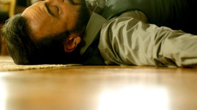 Terra Amara, Fekeli collassa sul pavimento.