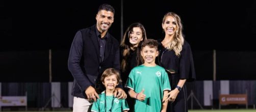 Luis Su&aacute;rez e a fam&iacute;lia participam de inaugura&ccedil;&atilde;o de CT no Uruguai (Divulga&ccedil;&atilde;o)