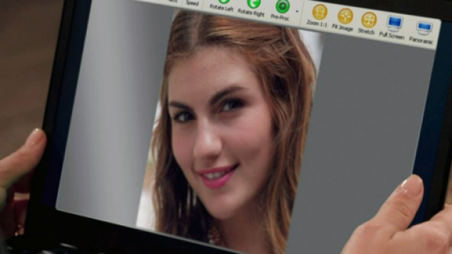 Un posto al sole, Lara osserva il viso della vera madre di Tommaso