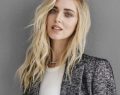 Tendenze moda e outfit estate 2023: minigonna beige di Chiara Ferragni e l'abito a fiori