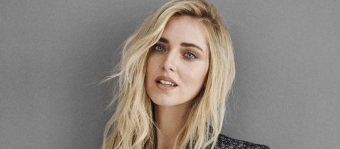 Tendenze moda e outfit estate 2023: minigonna beige di Chiara Ferragni e l'abito a fiori